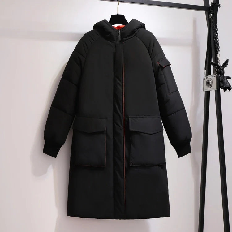 Schwarzer Wintermantel mit Kapuze, lange Ärmel, große Taschen, warm, modisch, Damenbekleidung.