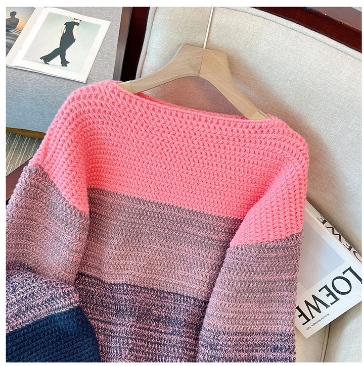 Gestreifter Damenpullover, rosa und lila, gestrickt, auf Kleiderbügel, gemütlich, modisch.