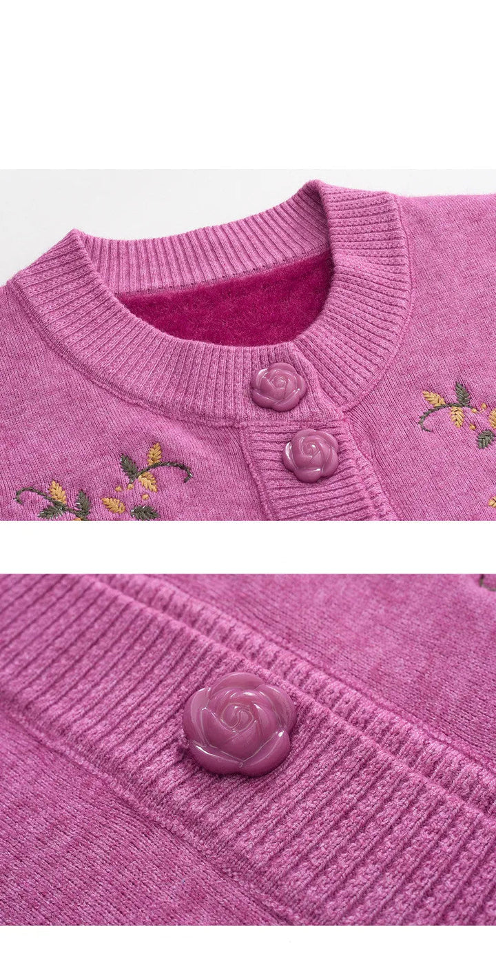 Lila Strickjacke mit Blumenstickerei und Rosenknöpfen, Damenmode, Herbstkollektion.