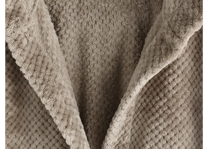 Beigefarbener, flauschiger Bademantel aus Fleece mit Waffelstruktur für Damen.