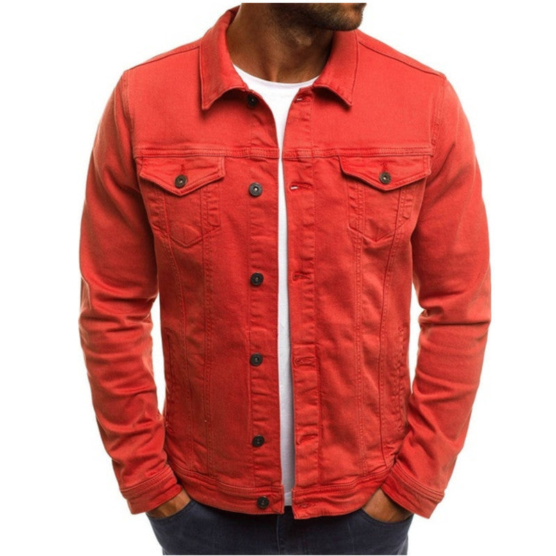Rote Herrenjacke, Slim Fit, Mehrtaschen, Knopfverschluss, modisch, Herbstmode.