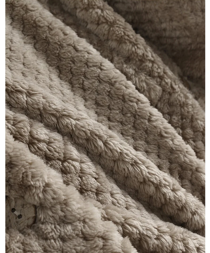 Braune Plüschdecke, weiches Material, gemütlich, warm, ideal für Wohnzimmer oder Schlafzimmer.