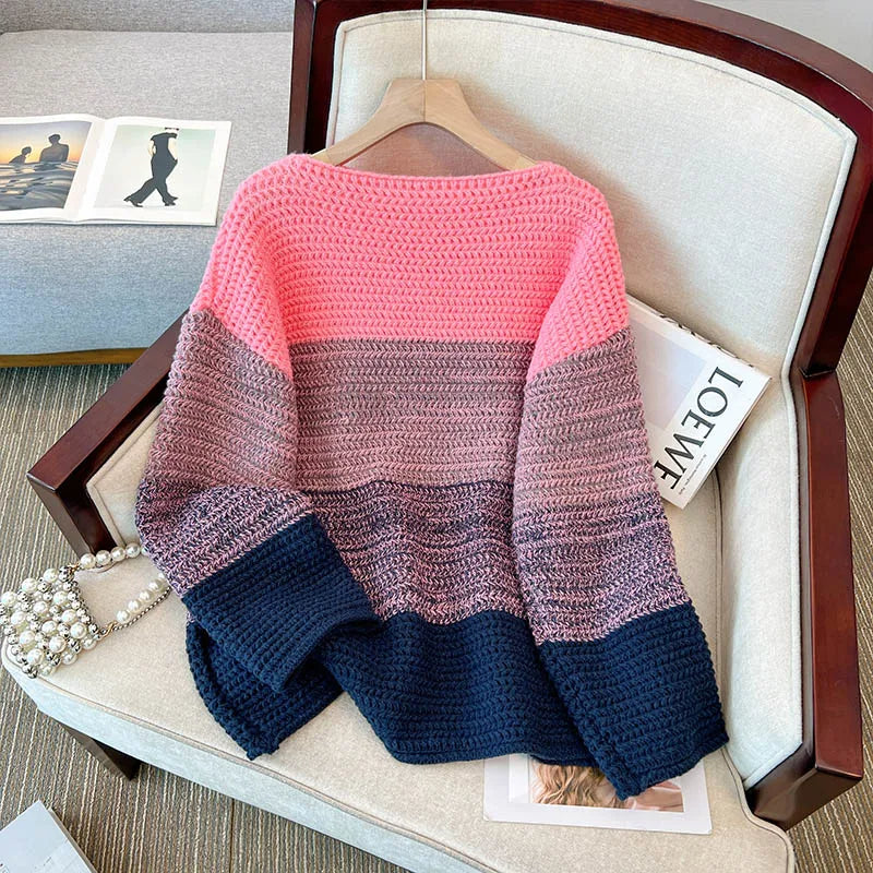 Damenpullover, gestrickt, rosa-blau, Farbverlauf, auf Sessel, modisch, gemütlich, Herbstmode.