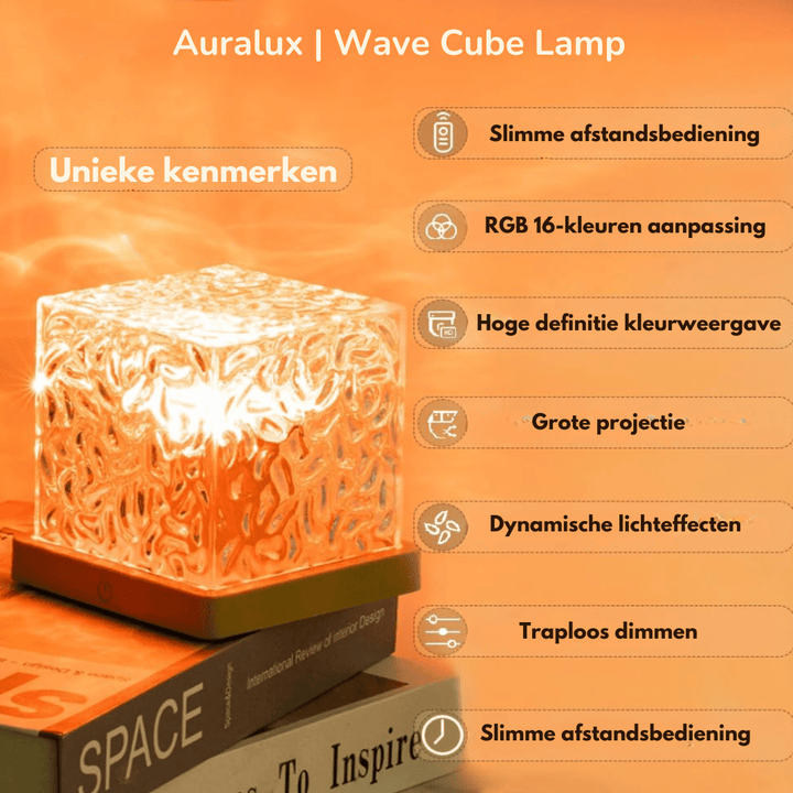 Glowing orange cube lamp resting on a stack of design books, surrounded by a list of feature callouts in Dutch. 7