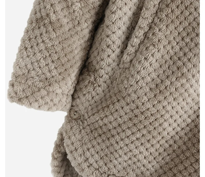 Beigefarbener, strukturierter Strickpullover aus Wolle, warm, modisch, Herbst-Winter-Kollektion.