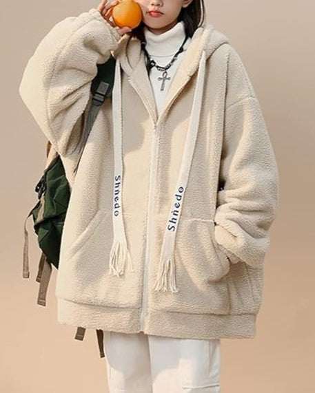 Flauschige beige Kapuzenjacke mit Kordeln, lässig, warm, Damenmode, Herbst-Winter-Outfit.