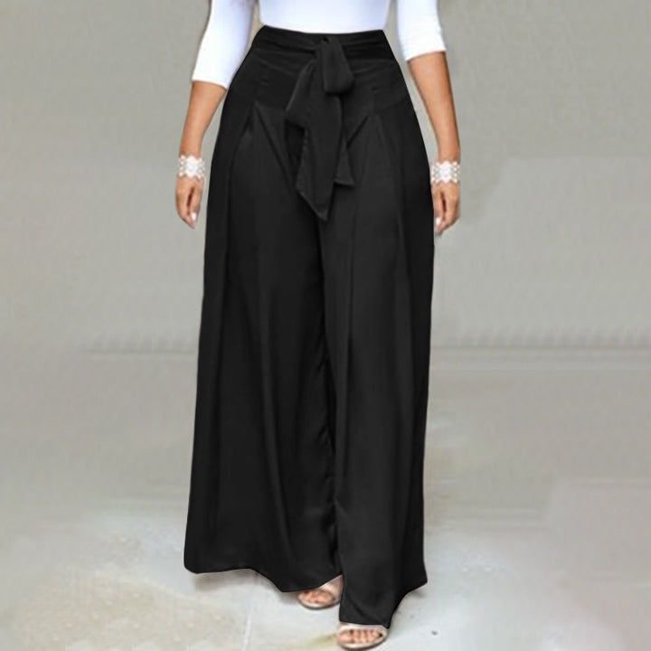 Schwarze Damenhose mit weitem Bein, hoher Taille und Bindegürtel, elegant und modisch.