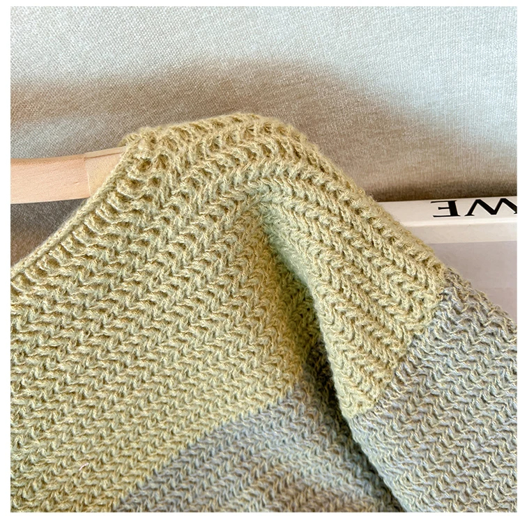 Grüner Strickpullover aus Wolle, Nahaufnahme, Textur, gemütliche Wintermode, nachhaltige Kleidung.