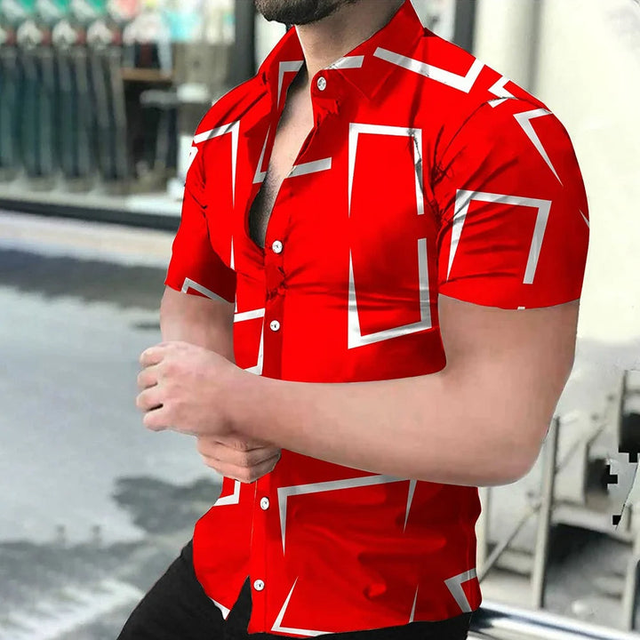 Mann in rotem, geometrisch gemustertem Kurzarmhemd, Sommermode, urbaner Hintergrund.