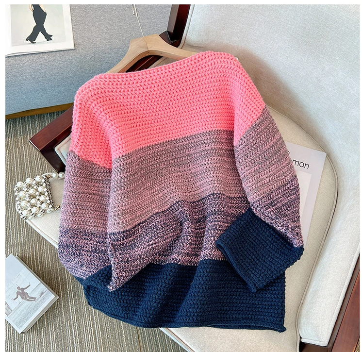 Rosa-blauer Strickpullover, Damenmode, weiches Material, lässiger Stil, auf Stuhl drapiert.