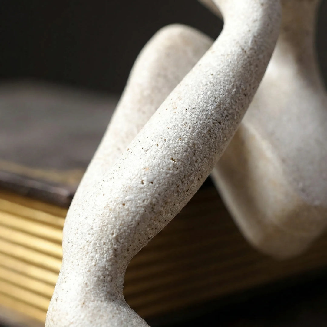 Abstracte Figuursculptuur In Minimalistische Stijl - Thinkora