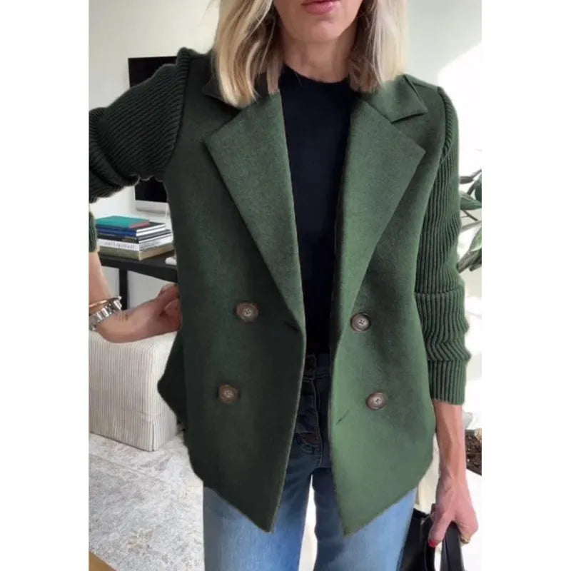 Cropped view of the dark green jacket with wide lapels, four buttons and ribbed sleeves worn with jeans 5