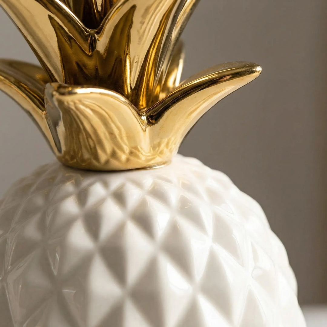 Gouden Ananasfiguur In Noordse Stijl - Pinnaglow
