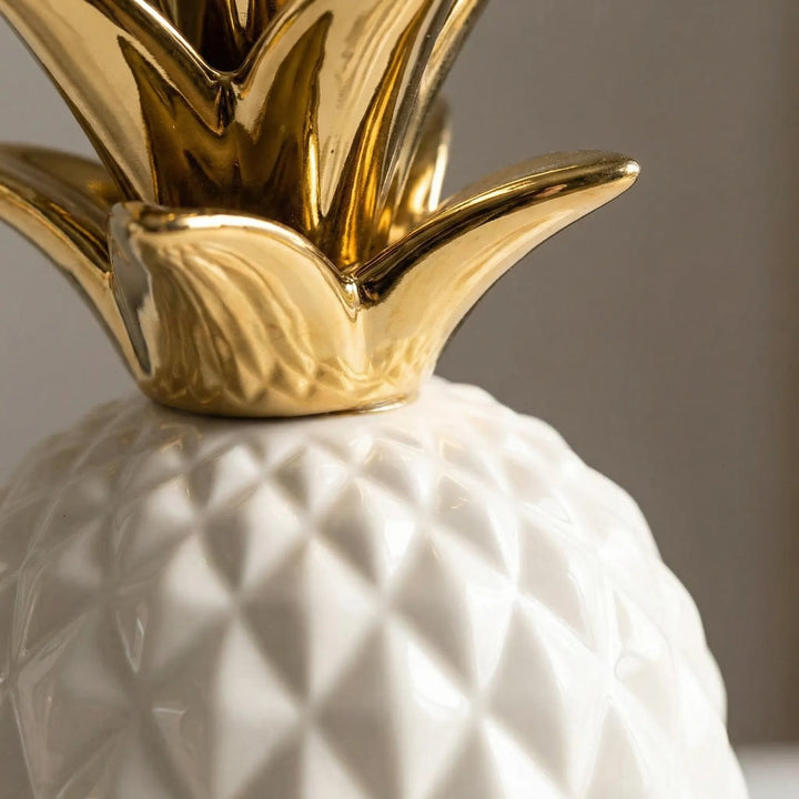 Gouden Ananasfiguur In Noordse Stijl - Pinnaglow