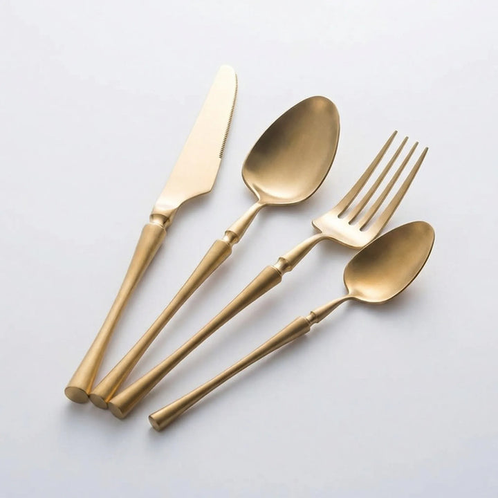 Gouden Bestekset In Minimalistische Stijl - Auravio