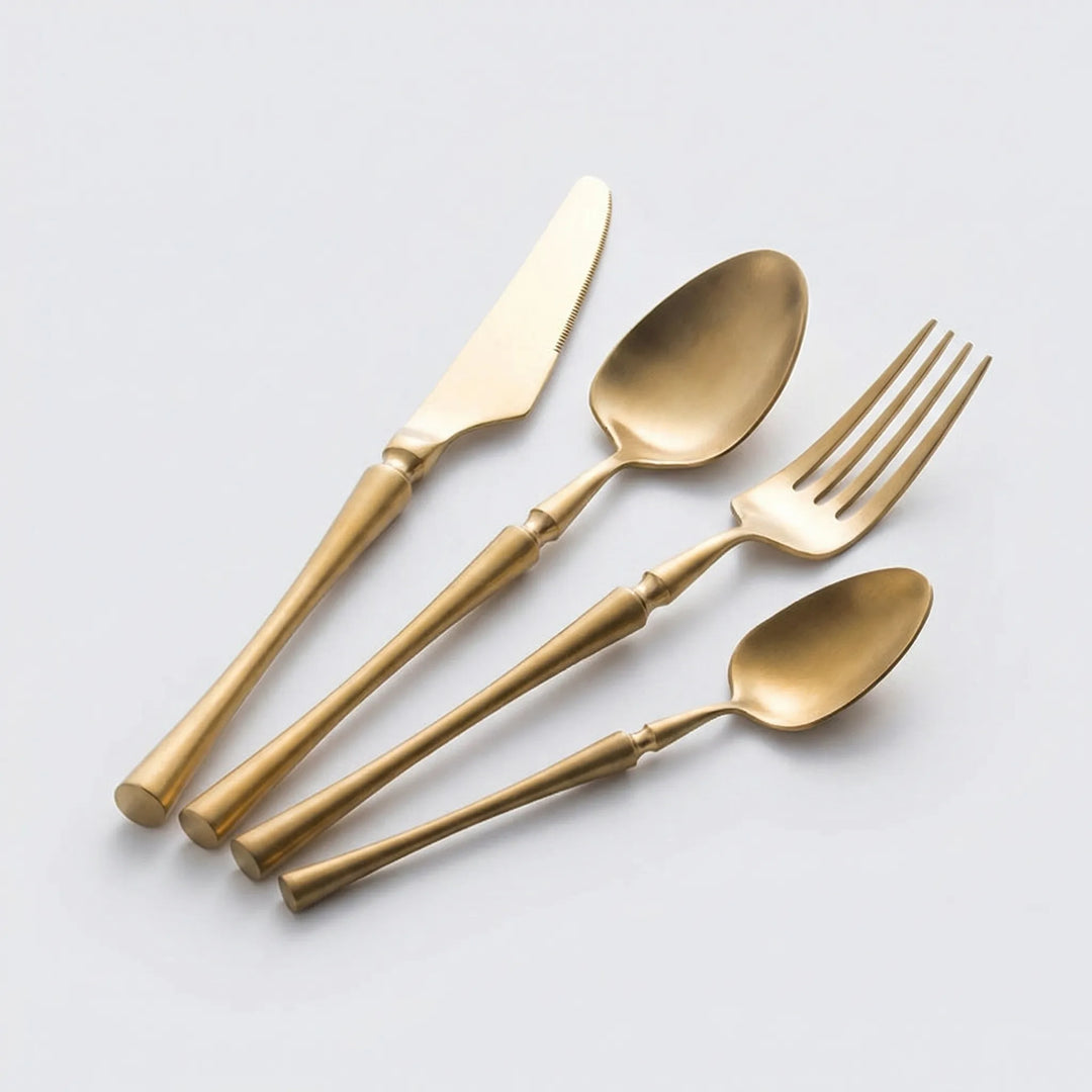 Gouden Bestekset In Minimalistische Stijl - Auravio