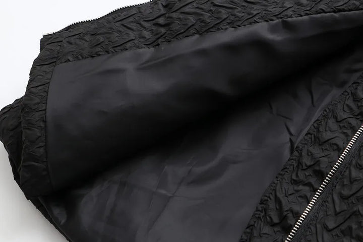 Schwarze gesteppte Jacke, Reißverschluss, Innenfutter, modisch, warm, Winterbekleidung.
