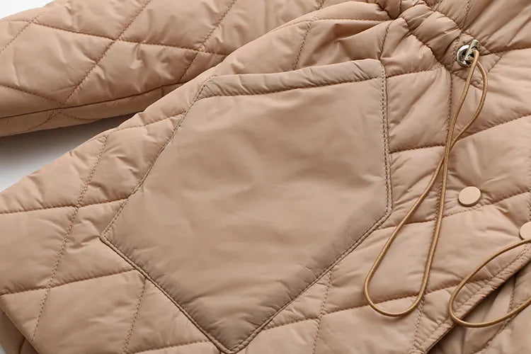 Beige gesteppte Jacke mit Kordelzug und großen Taschen, modische Winterbekleidung.