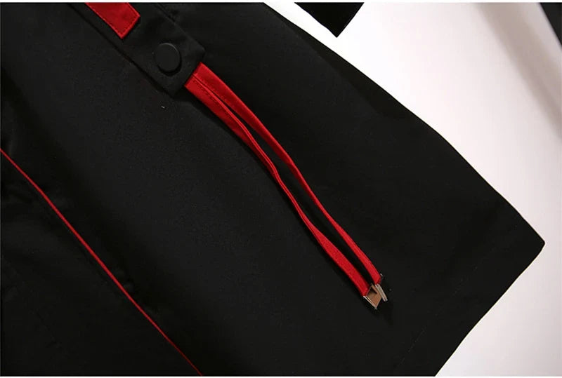 Schwarze Jacke mit roten Reißverschlüssen, modisches Design, Herrenbekleidung, elegant.