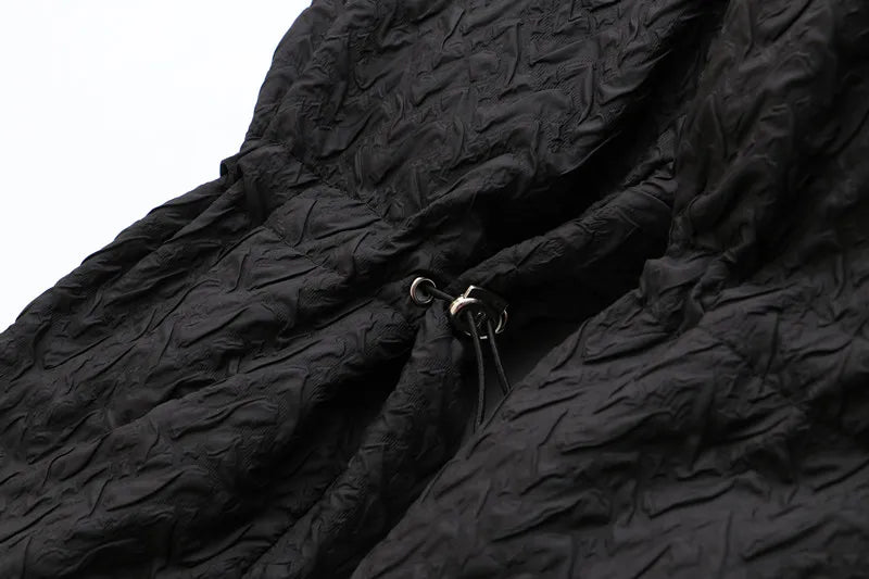 Schwarze, strukturierte Jacke mit Kordelzug, modisch, elegant, Damenbekleidung.