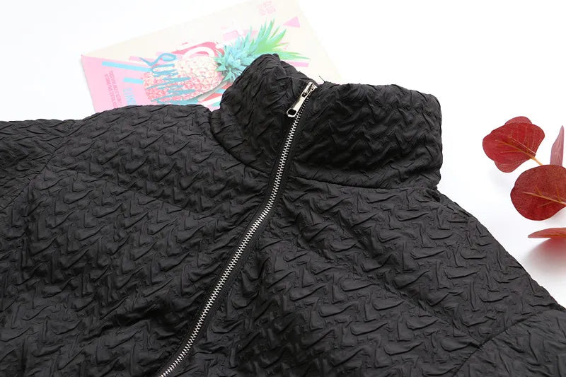 Schwarze Steppjacke mit Reißverschluss, strukturierte Oberfläche, Herbstmode, Damenbekleidung.