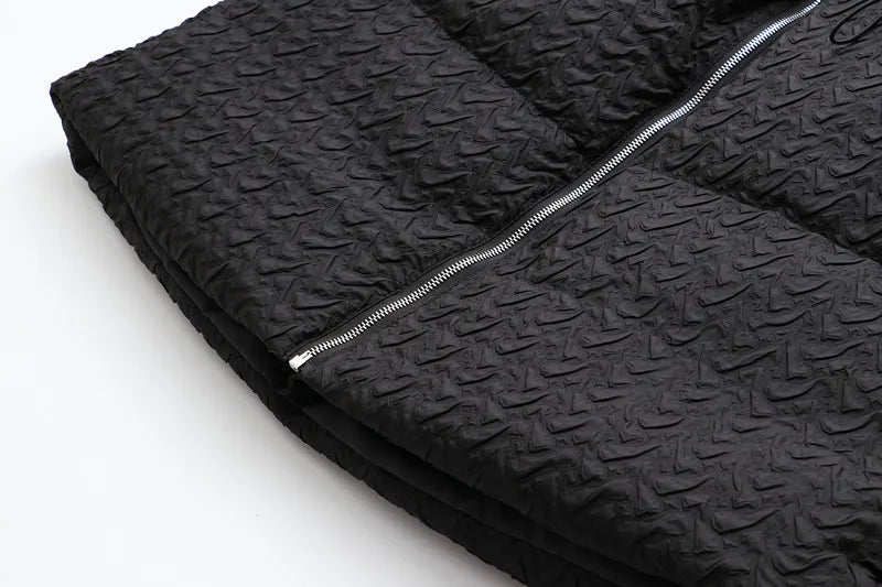 Schwarze gesteppte Jacke mit Reißverschluss, strukturierte Oberfläche, modische Oberbekleidung.