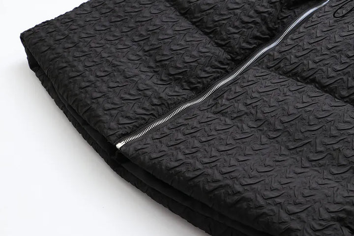 Schwarze gesteppte Jacke mit Reißverschluss, strukturierte Oberfläche, modische Oberbekleidung.