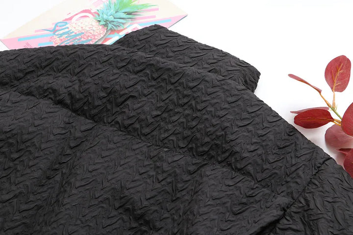 Schwarzer, strukturierter Stoff, Polyester, für Bekleidung, Nahaufnahme, Textildesign.