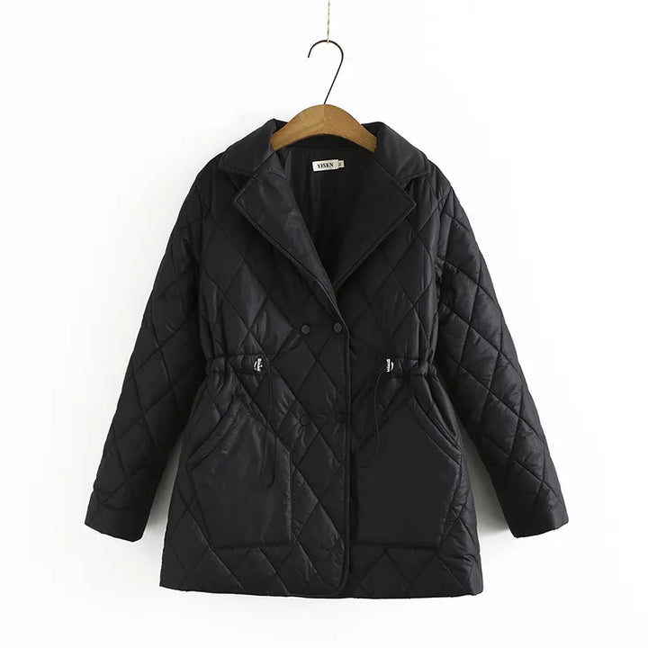 Schwarze gesteppte Damenjacke, elegant, warm, mit Gürtel, Herbst-Wintermode.