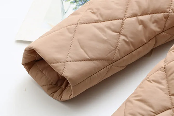 Beiger, gesteppter Wintermantelärmel aus Polyester, warm und stilvoll.
