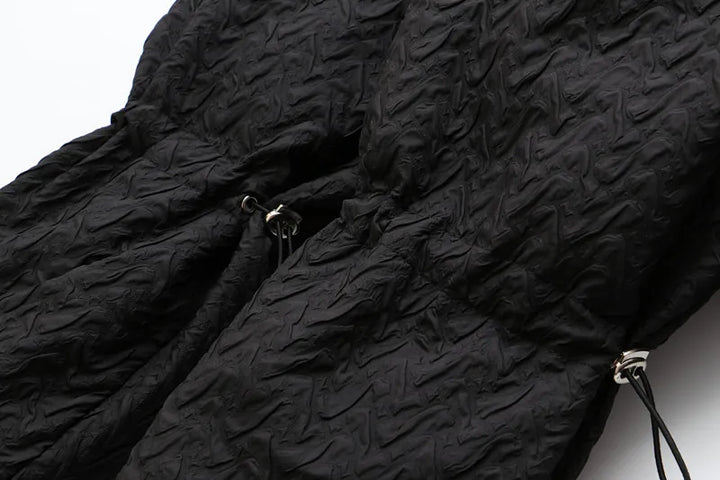 Schwarze, strukturierte Hose mit Kordelzug, modisch, elegant, Damenbekleidung, Textur-Design.