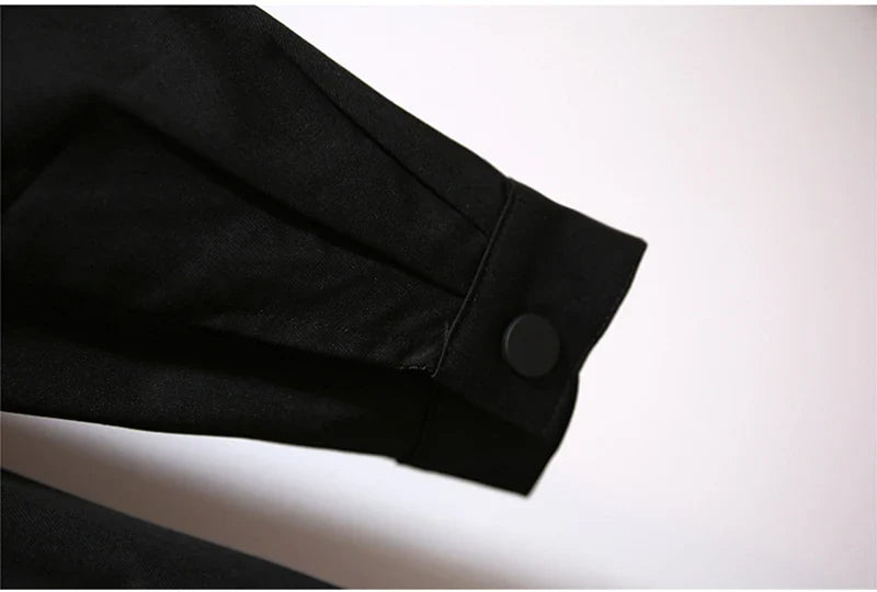 Schwarzer Ärmel mit Knopf, elegantes Design, hochwertige Stoffe, modische Kleidung.