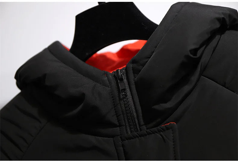 Schwarze Winterjacke mit Reißverschluss, Kapuze, warmes Futter, modisch, Herrenbekleidung.
