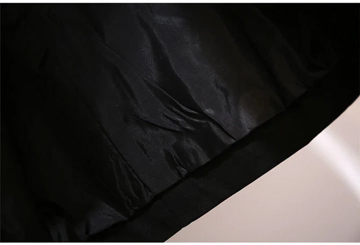 Schwarzer Satin-Stoff, glänzend, glatt, für elegante Abendmode oder luxuriöse Dekorationen.