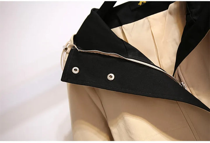Beige Trenchcoat mit schwarzem Kragen, Reißverschluss, stilvoll, elegant, Damenmode.