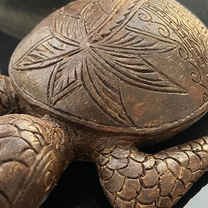 Met De Hand Gesneden Hawaiiaanse Schildpadfiguur - Shelanu