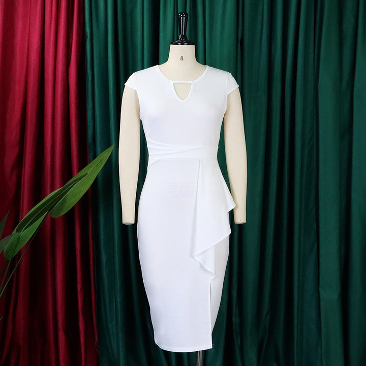 Weißes Etuikleid mit asymmetrischem Design, ärmellos, elegantes Abendkleid vor grünem Vorhang.