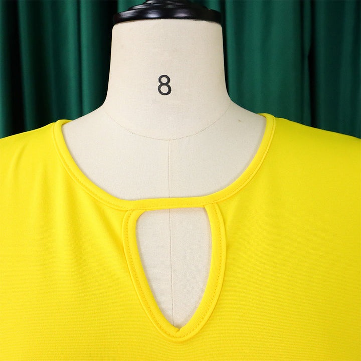 Gelbes Damenkleid mit Schlüssellochausschnitt auf Schneiderpuppe vor grünem Hintergrund.
