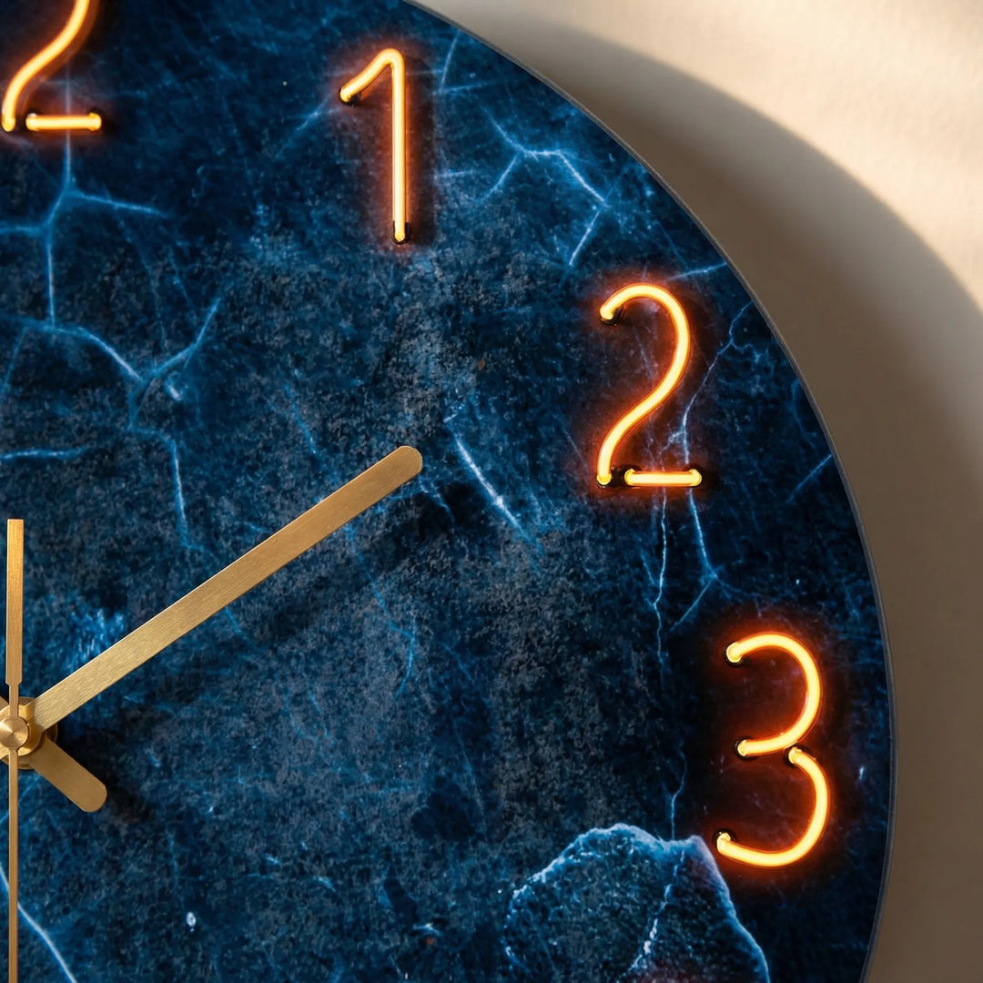 Ronde Wandklok Met Modern Donker Patroon - Chronalis