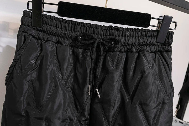 Schwarze Herren-Trainingshose mit Kordelzug, elastischer Bund, sportlich, bequem, modern.