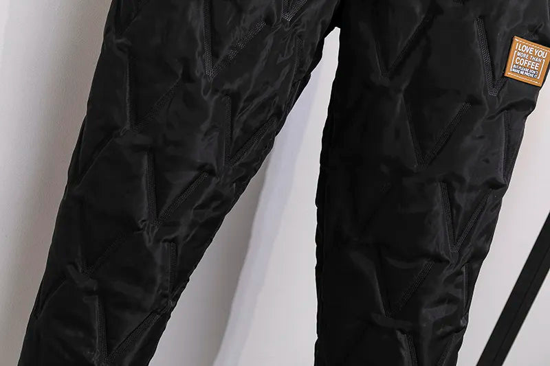 Schwarze gesteppte Hose mit Aufnäher, modisch, Herrenbekleidung, Streetwear, Polyester.