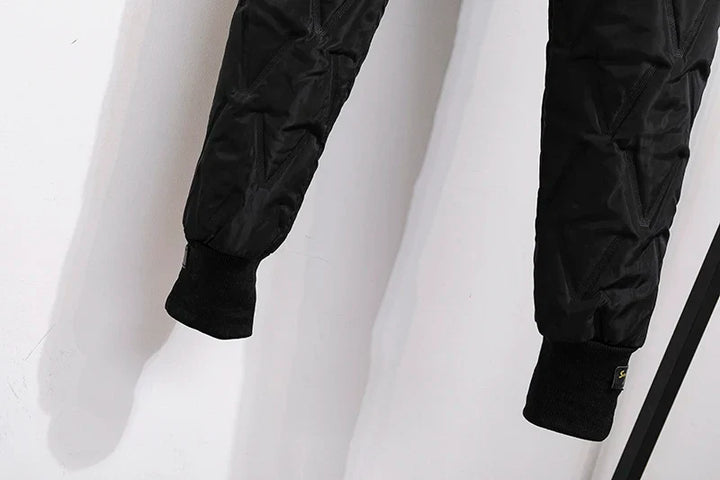 Schwarze gesteppte Jogginghose, elastische Bündchen, sportlich, bequem, Herrenmode.