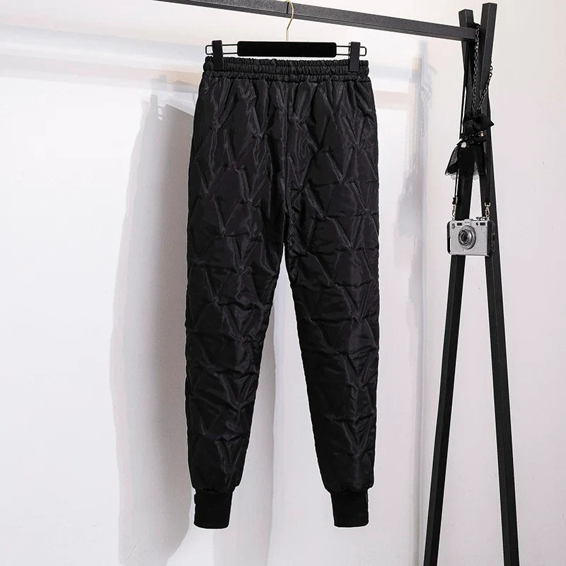 Schwarze gesteppte Jogginghose, warm, elastischer Bund, Herrenmode, Winterkleidung.