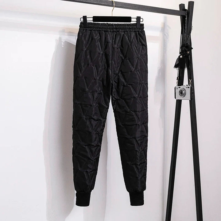Schwarze gesteppte Jogginghose, warm, elastischer Bund, Herrenmode, Winterkleidung.