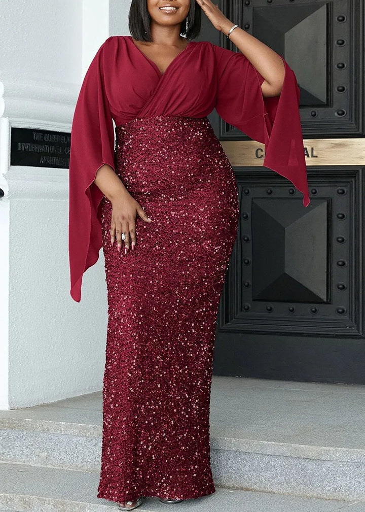Frau in elegantem, rotem Paillettenkleid mit langen Ärmeln, Abendmode, glamouröses Design.