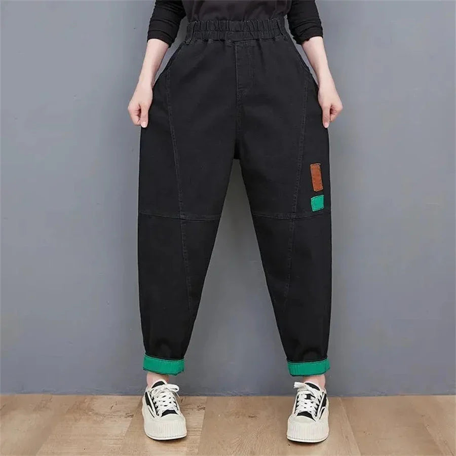 Schwarze Damen-Cargohose mit elastischem Bund und grünen Details, lässiger Stil.