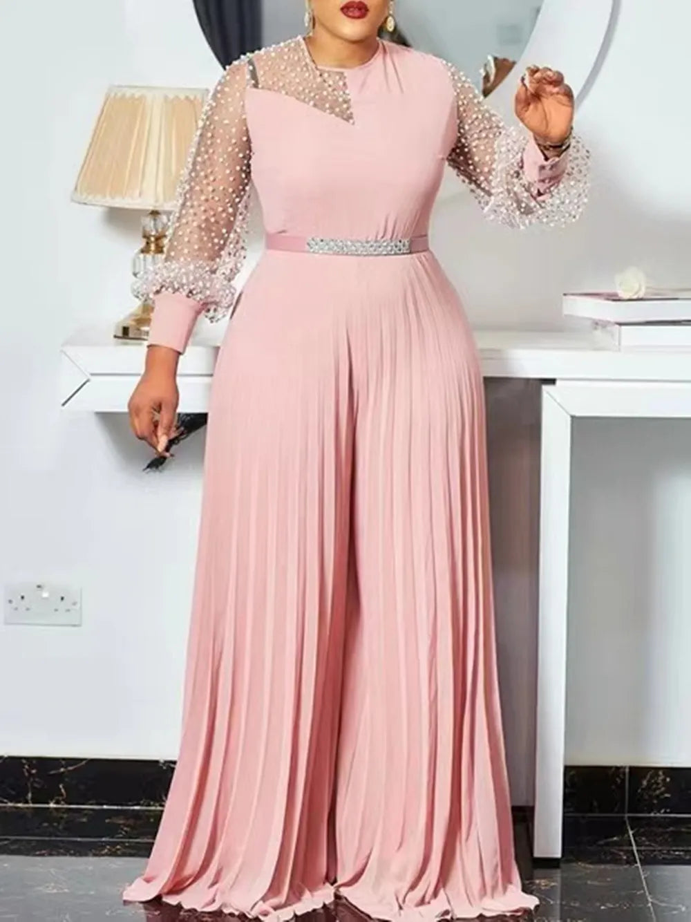 Elegantes rosa Abendkleid mit Perlenärmeln, Plissee-Design, Gürtel, Damenmode.