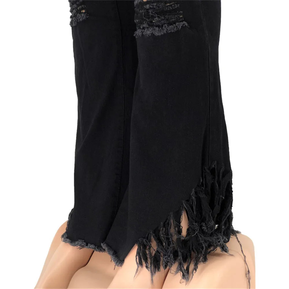 Schwarze zerrissene Jeans mit Fransen, Damenmode, trendige Streetwear, Baumwolle.