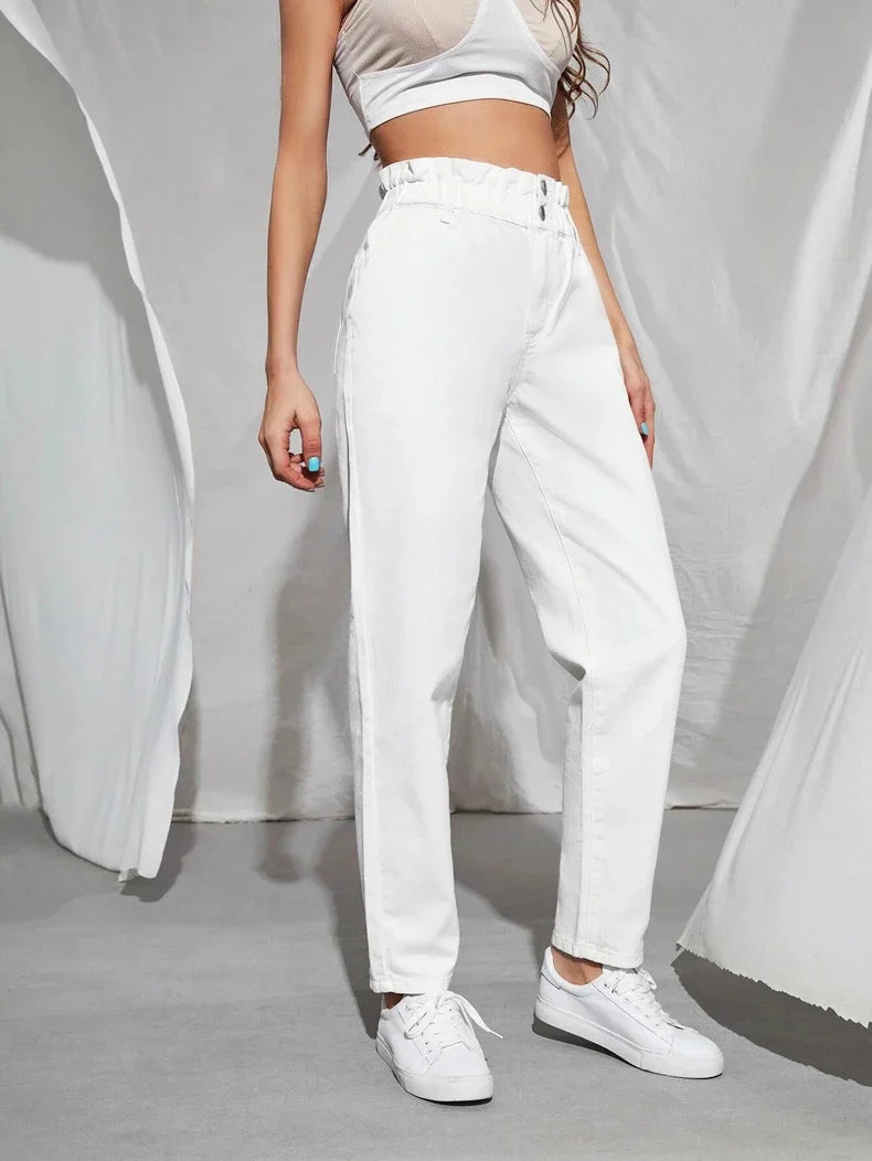 Frau in weißen High-Waist-Jeans und Sneakers, modisch, lässig, Damenmode, Streetwear.
