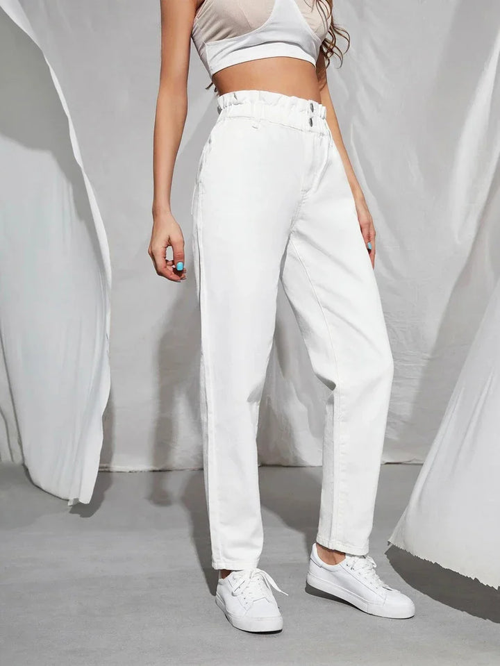 Frau in weißen High-Waist-Jeans und Sneakers, modisch, lässig, Damenmode, Streetwear.